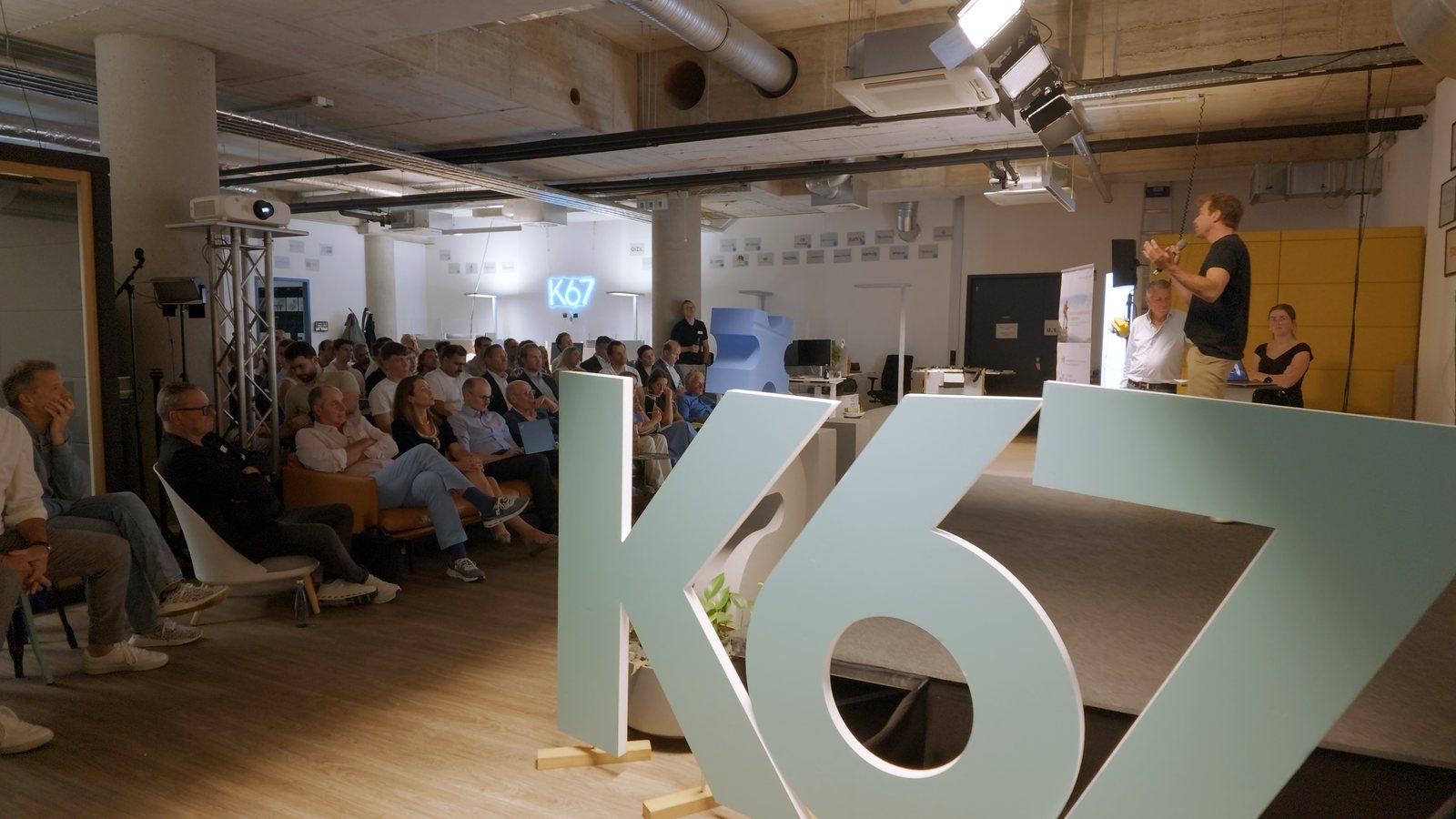 Johannes Heister spricht vor Publikum im K67