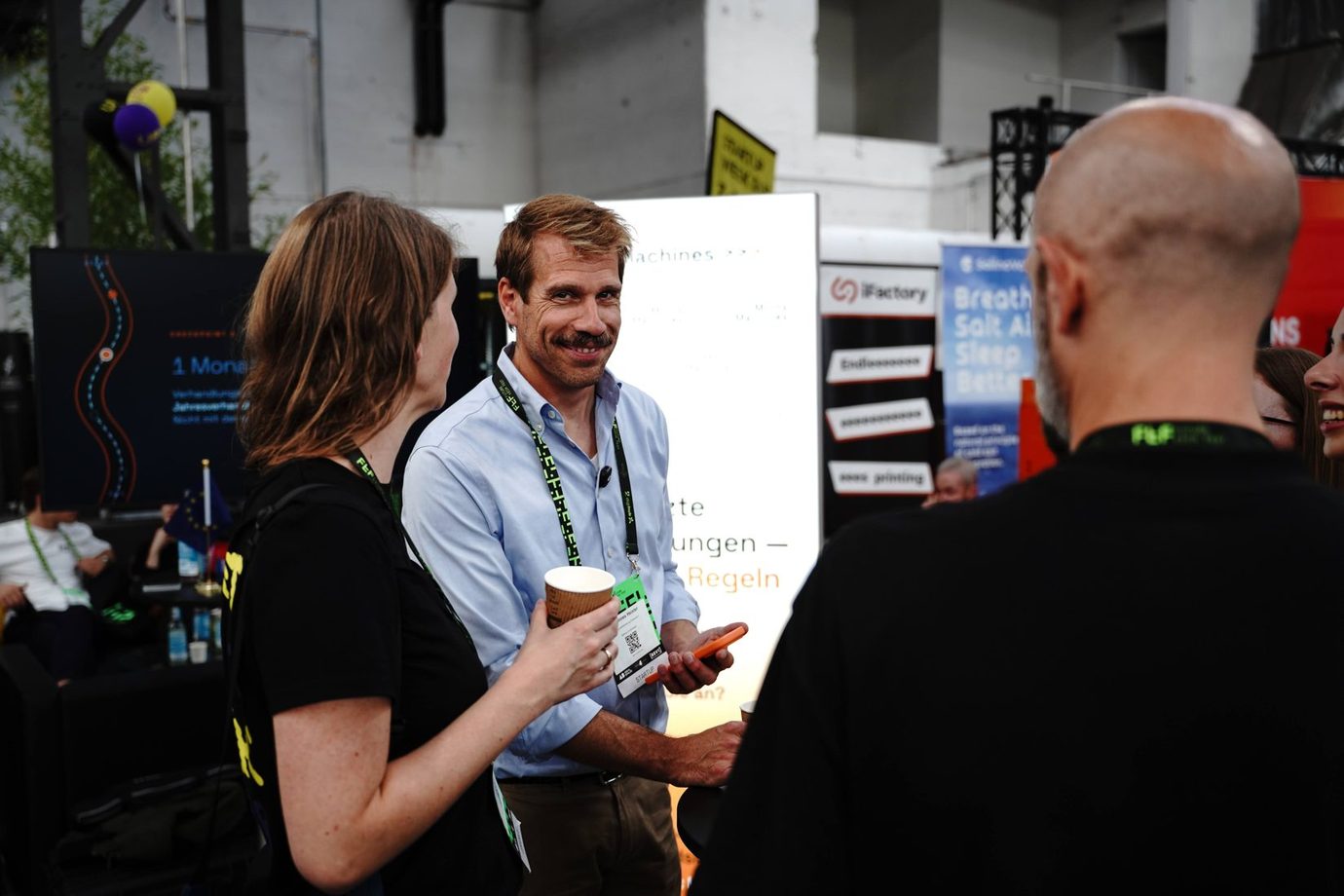 Gespräch mit Besuchern am Stand auf dem Future Tech Fest 2026