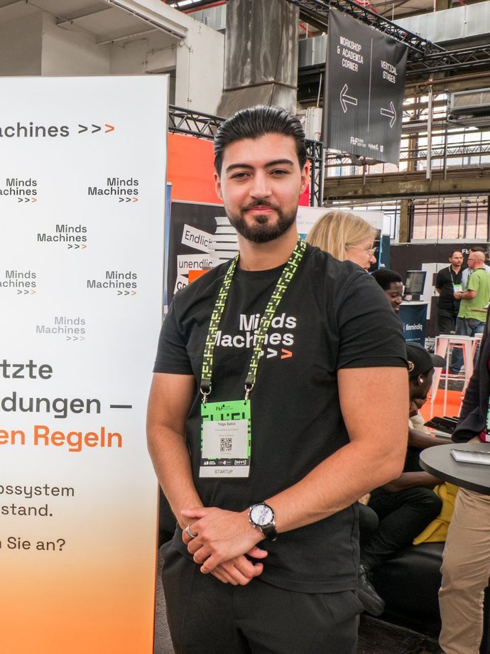 Teammitglied von MindsMachines am Messestand